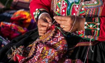 Taller de textiles en Chinchero, donde podrás aprender a tejer con fibras naturales y tintes tradicionales junto a tejedoras locales. Explorarás el proceso desde el hilado hasta la creación de patrones ancestrales, llevándote a casa no solo un recuerdo, sino también una historia de conexión cultural.