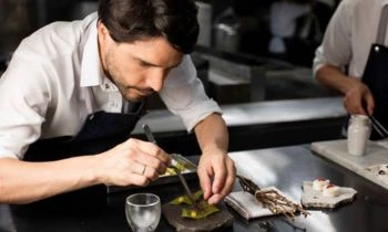 Cena de autor en un restaurante de lujo en Lima, donde un chef reconocido te guiará a través de un menú inspirado en ingredientes nativos y técnicas modernas.
