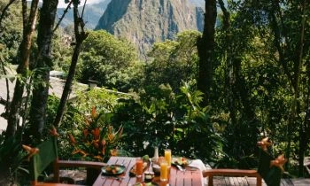 Cena privada con vistas al iluminado Machu Picchu, mientras disfrutas de un menú de degustación inspirado en ingredientes locales, diseñado exclusivamente para ti por un chef reconocido.