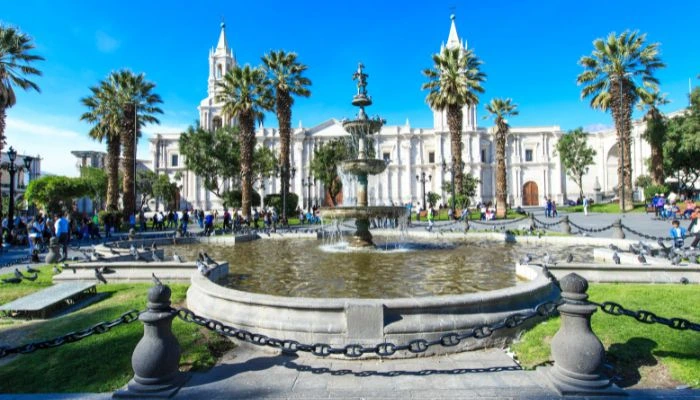 La Plaza de Armas y la Catedral