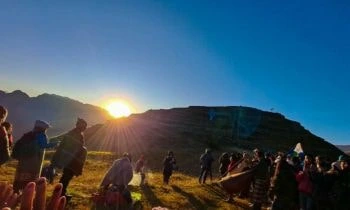 Participa en una ceremonia de ofrenda a la Pachamama al amanecer, guiada por un chamán local. Rodeado de la majestuosidad andina, ofrenda hojas de coca y flores a la Madre Tierra, una experiencia espiritual que te conectará con tus emociones y gratitud.