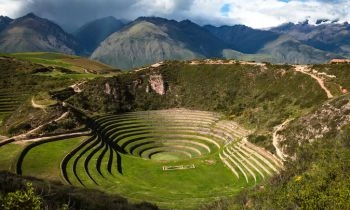 Recorrido privado por el centro arqueológico de Moray, donde descubrirás su función como laboratorio agrícola de los incas. Con la guía de expertos, entenderás cómo los incas adaptaban los cultivos a diferentes microclimas, demostrando su avanzado conocimiento de la agricultura.
