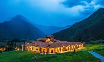 Cena cultural en una hacienda colonial del Valle Sagrado, con danzas y música tradicional en vivo. Este evento te transportará al pasado, donde podrás disfrutar de un menú inspirado en recetas ancestrales mientras escuchas relatos de las épocas coloniales y precolombinas.