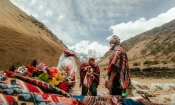 Participación en ceremonias andinas guiadas por chamanes locales, como la tradicional ofrenda a la Pachamama en el Valle Sagrado. Serás parte de una ceremonia llena de simbolismo, donde agradecerás a la Madre Tierra por sus bendiciones mientras el entorno andino te envuelve