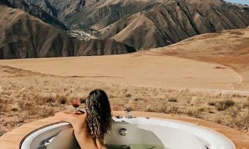 Sumérgete en un baño de hierbas curativas en un lodge de lujo en el Valle Sagrado. Disfruta de infusiones de muña y eucalipto, utilizadas por los antiguos incas para aliviar el cuerpo y calmar la mente, mientras el sonido del río acompaña tu relajación.