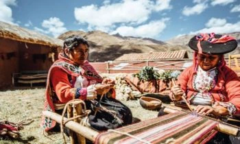 Taller privado de textilería andina en Chinchero, donde aprenderás de tejedoras locales las técnicas ancestrales de sus bordados y tejidos.