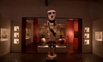 Recorrido exclusivo por el Museo Larco en Lima fuera del horario habitual, donde podrás explorar su colección precolombina en un entorno íntimo.