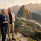 Pareja de adultos mayores disfrutando Machu Picchu al amanecer sin multitudes en un viaje tranquilo y confortable por Perú